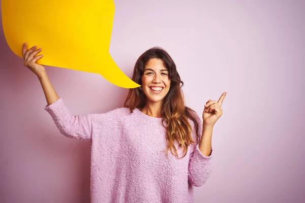 Jonge Mooie Vrouw Met Gele Spraak Zeepbel Staan Roze Geïsoleerde — Stockfoto