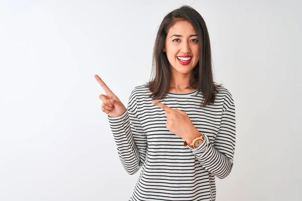 Jonge Mooie Chinese Vrouw Draagt Gestreepte Shirt Staan Geïsoleerde Witte — Stockfoto