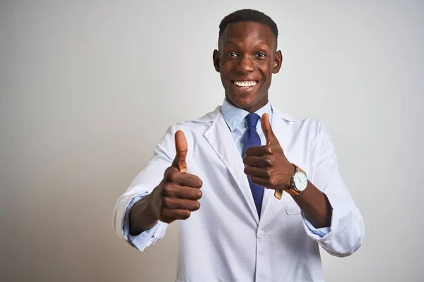 Jovem Médico Afro Americano Vestindo Casaco Sobre Fundo Branco Isolado — Fotografia de Stock