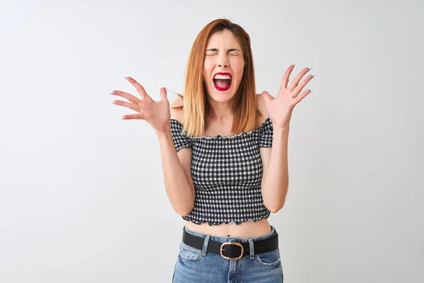 Mooie Redhead Vrouw Het Dragen Van Casual Shirt Staande Geïsoleerde — Stockfoto