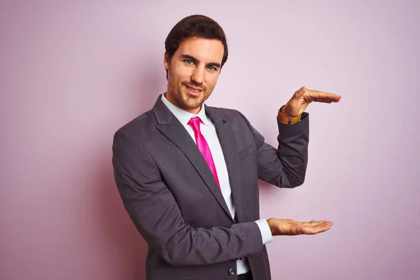 Junger Gutaussehender Geschäftsmann Anzug Und Krawatte Steht Vor Isoliertem Rosa — Stockfoto