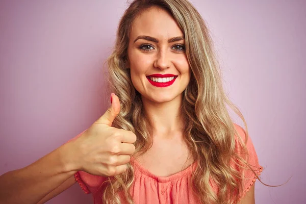 Joven Hermosa Mujer Usando Camiseta Pie Sobre Rosa Aislado Fondo — Foto de Stock