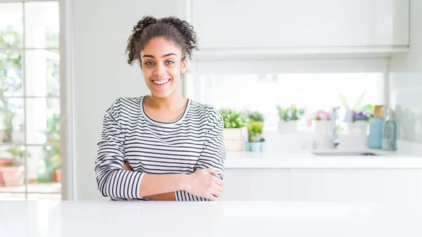 Mulher Americana Africana Bonita Com Cabelo Afro Vestindo Camisola Listrada — Fotografia de Stock