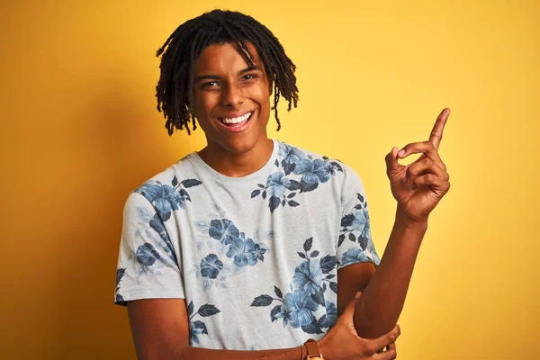 Afro Man Dreadlocks Wearing Summer Floral Shirt Isolated Yellow Background — Stock Photo, Image