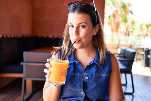 Joven Hermosa Mujer Sentada Restaurante Disfrutando Vacaciones Verano Bebiendo Batido — Foto de Stock