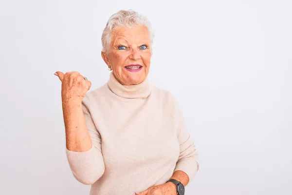 Ältere Grauhaarige Frau Mit Rollkragenpullover Die Vor Isoliertem Weißem Hintergrund — Stockfoto