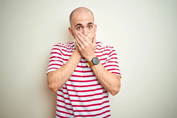 Jovem Careca Com Barba Vestindo Casual Listrado Camiseta Vermelha Sobre — Fotografia de Stock