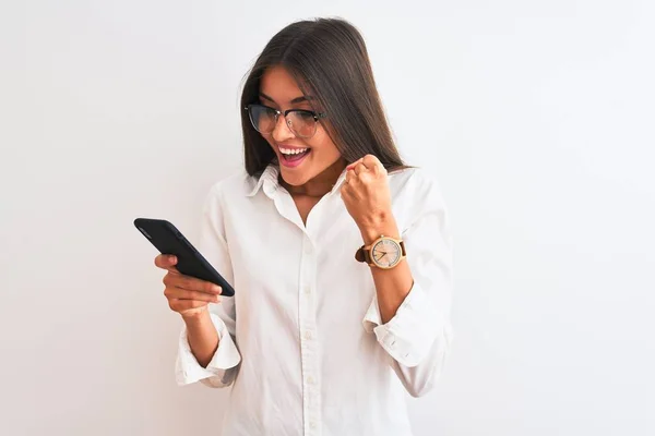 Piękna Bizneswoman Okularach Pomocą Smartfona Odizolowanym Białym Tle Krzycząc Dumny — Zdjęcie stockowe
