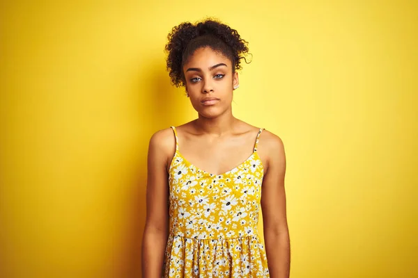 Afro Americana Vestindo Vestido Floral Casual Sobre Fundo Amarelo Isolado — Fotografia de Stock