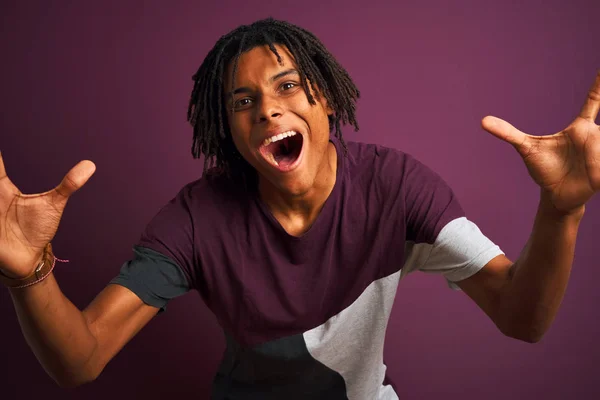 Homem Afro Com Dreadlocks Vestindo Shirt Casual Sobre Fundo Roxo — Fotografia de Stock