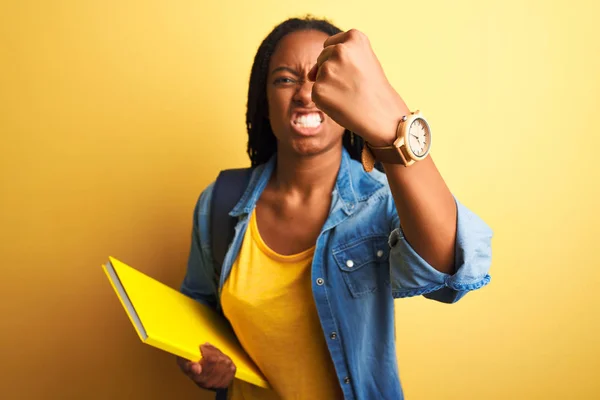 Estudante Americano Africano Mulher Vestindo Mochila Livro Sobre Fundo Amarelo — Fotografia de Stock