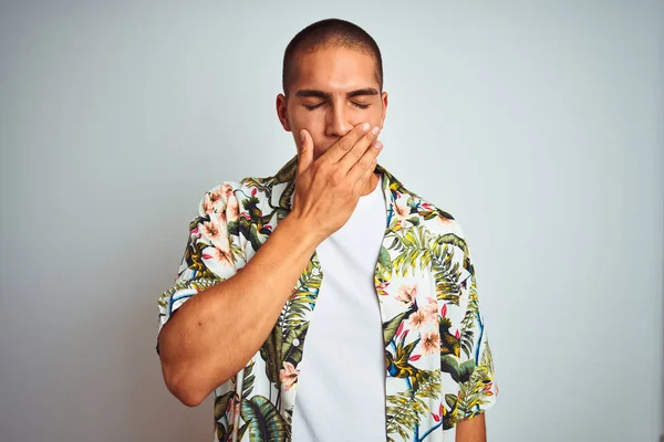 Jovem Homem Bonito Nas Férias Vestindo Camisa Havaiana Sobre Fundo — Fotografia de Stock