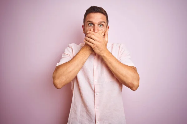 Junger Gutaussehender Mann Elegantem Sommerhemd Über Rosa Isoliertem Hintergrund Schockiert — Stockfoto