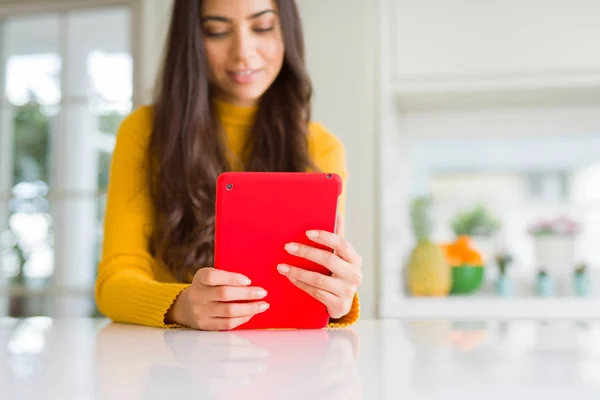 Mulher Bonita Trabalhando Usando Tablet Touchpad — Fotografia de Stock