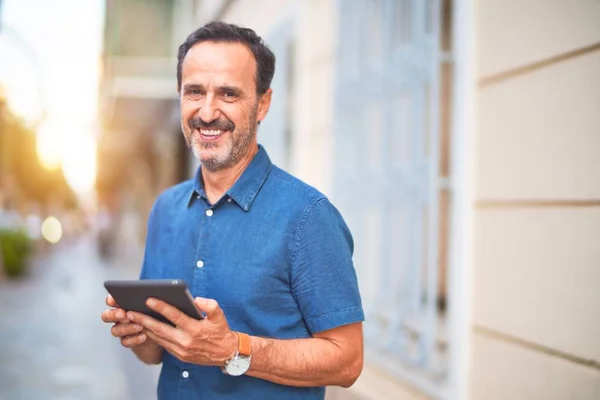 Medioevo Bell Uomo Affari Utilizzando Tablet Sorridente Strada — Foto Stock