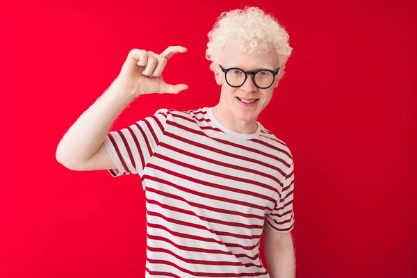 Ung Albino Blond Man Bär Randig Shirt Och Glasögon Över — Stockfoto