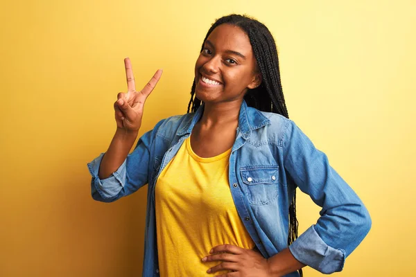 Junge Afrikanisch Amerikanische Frau Jeanshemd Vor Isoliertem Gelben Hintergrund Lächelnd — Stockfoto