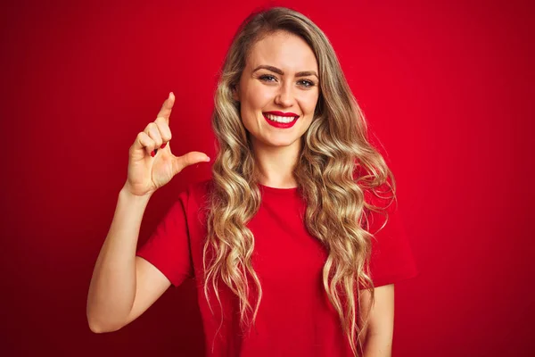 Junge Schöne Frau Mit Einfachem Shirt Die Über Rotem Isoliertem — Stockfoto