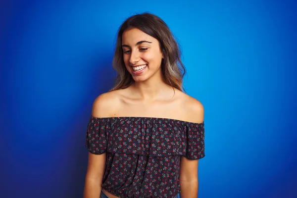 Jonge Mooie Vrouw Draagt Bloemen Shirt Blauwe Geïsoleerde Achtergrond Kijken — Stockfoto