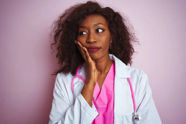 고립된 분홍색 청진기를 착용하고 아프리카 미국인 의사가 우울증 문제가 피곤해 — 스톡 사진
