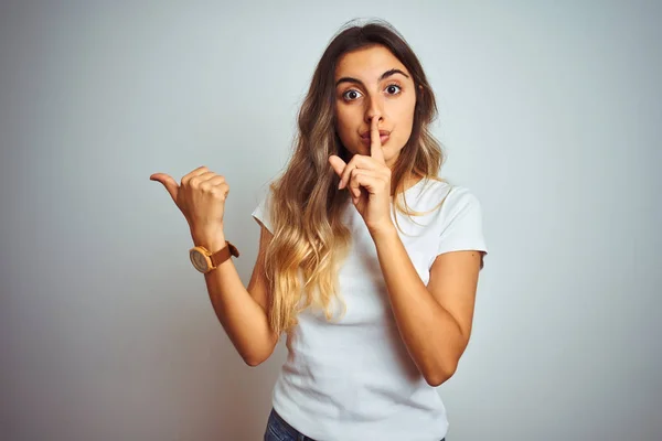 Jovem Mulher Bonita Vestindo Casual Shirt Branca Sobre Fundo Isolado — Fotografia de Stock