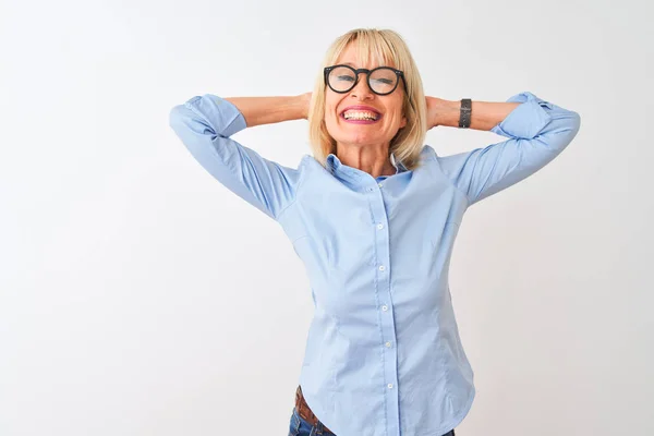 Mujer Negocios Mediana Edad Con Camisa Elegante Gafas Sobre Fondo — Foto de Stock