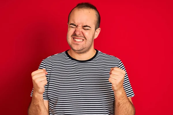 Jovem Vestindo Camiseta Listrada Marinha Sobre Fundo Vermelho Isolado Muito — Fotografia de Stock