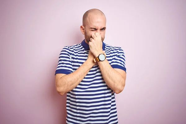 Homem Careca Jovem Com Barba Vestindo Casual Listrado Camiseta Azul — Fotografia de Stock