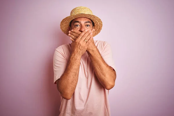 Bonito Homem Meia Idade Usando Chapéu Verão Sobre Fundo Rosa — Fotografia de Stock