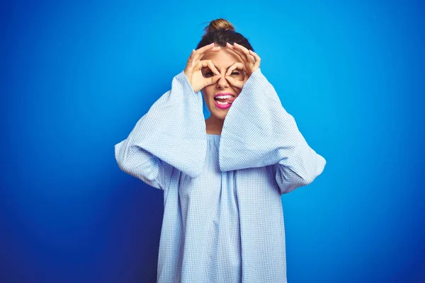 Jovem Mulher Bonita Vestindo Penteado Coque Sobre Fundo Isolado Azul — Fotografia de Stock