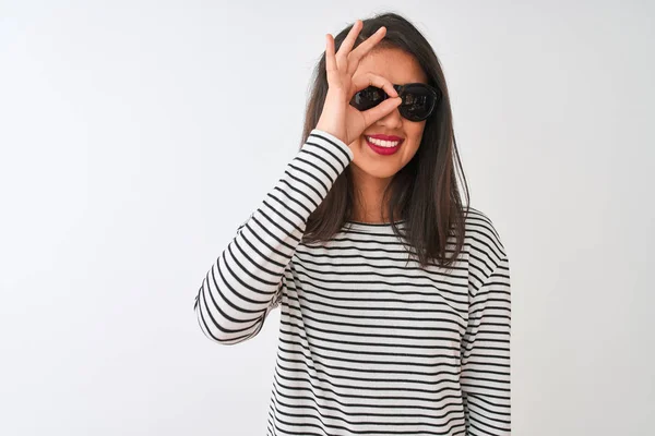 Mujer China Con Camiseta Rayas Gafas Sol Pie Sobre Fondo — Foto de Stock