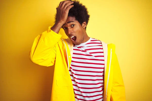 Homem Afro Americano Com Cabelo Afro Vestindo Capa Chuva Sobre — Fotografia de Stock