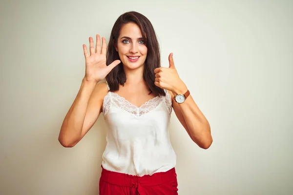 Jovem Mulher Bonita Vestindo Camiseta Sobre Fundo Isolado Branco Mostrando — Fotografia de Stock