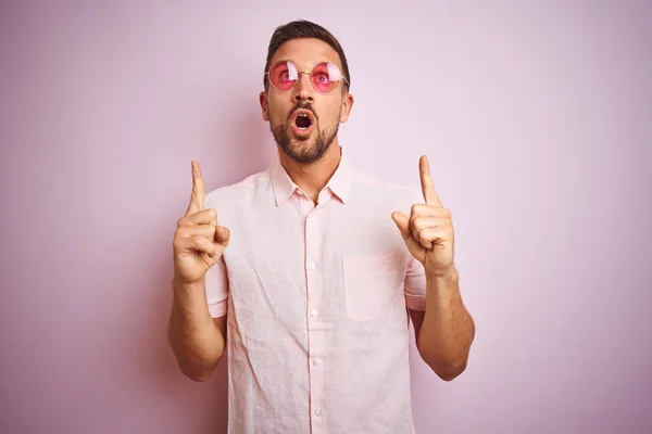 Knappe Man Draagt Elegante Zomershirt Zonnebril Roze Geïsoleerde Achtergrond Verbaasd — Stockfoto