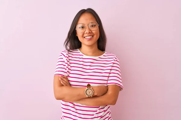 Mladá Číňanka Pruhovaném Tričku Brýlích Izolovaném Růžovém Pozadí Veselá Tvář — Stock fotografie