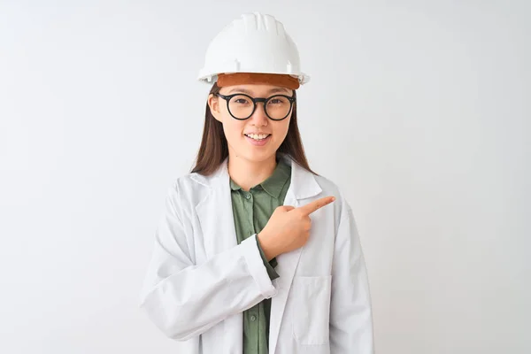 Giovane Donna Ingegnere Cinese Indossa Occhiali Cappotto Sopra Isolato Sfondo — Foto Stock