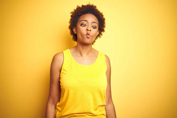 Beauitul Afro Amerikaanse Vrouw Draagt Zomer Shirt Geïsoleerde Gele Achtergrond — Stockfoto