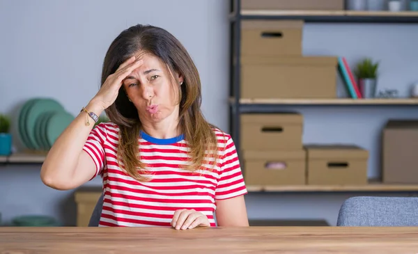 Mujer Mayor Mediana Edad Sentada Mesa Casa Preocupada Estresada Por — Foto de Stock