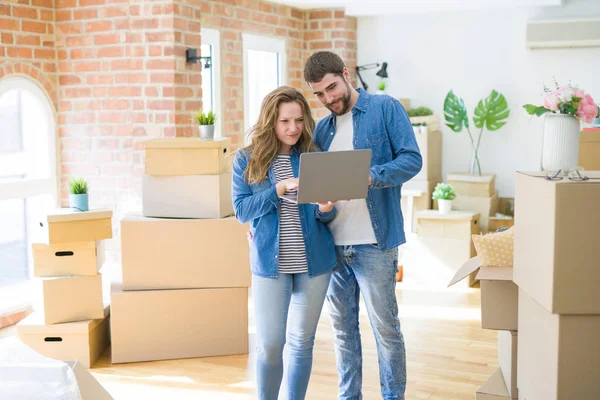 Pareja Joven Usando Computadora Portátil Pie Una Habitación Alrededor Cajas — Foto de Stock