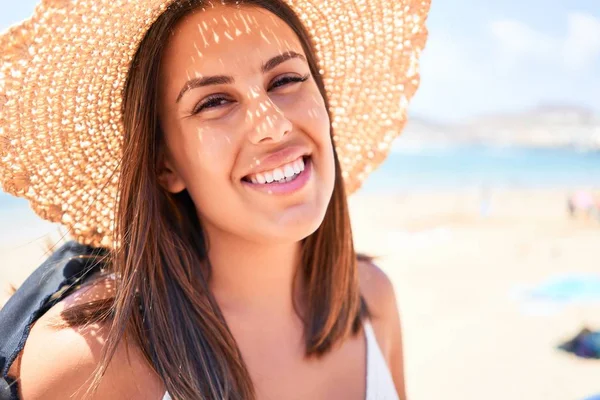 Schöne Junge Frau Fuß Auf Der Strandpromenade Genießen Meerblick Lächelnd — Stockfoto