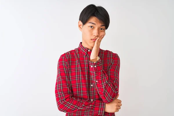 Joven Hombre Chino Con Camisa Roja Casual Pie Sobre Fondo —  Fotos de Stock