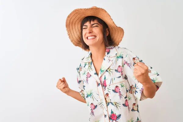 Hermosa Mujer Vacaciones Con Camisa Verano Sombrero Sobre Fondo Blanco — Foto de Stock