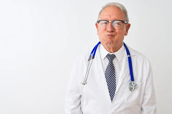 Ein Älterer Grauhaariger Arzt Mit Stethoskop Steht Vor Isoliertem Weißem — Stockfoto