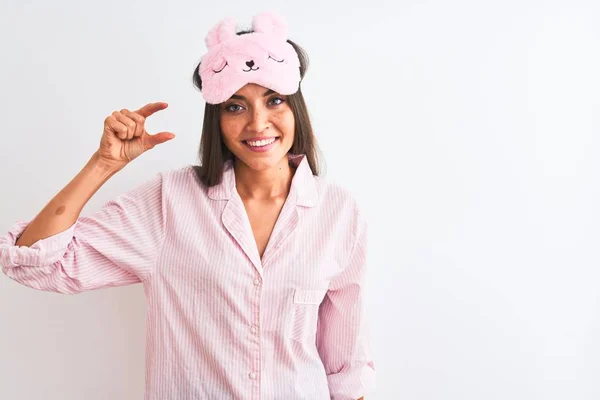 Jovem Mulher Bonita Vestindo Máscara Sono Pijama Sobre Fundo Branco — Fotografia de Stock