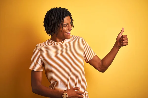 Afro Homem Com Dreadlocks Vestindo Listrado Shirt Sobre Isolado Amarelo — Fotografia de Stock