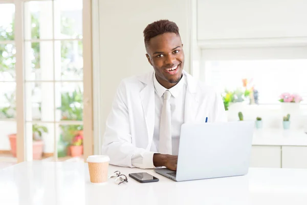 Красивий Африканський Чоловік Який Працює Допомогою Ноутбука Бізнесу Усміхнений Веселий — стокове фото