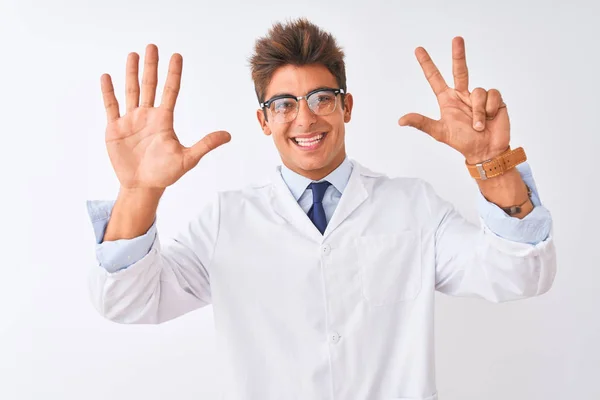 잘생긴 의식을 남자가 안경을 코트를 자신감 행복하게 웃으면서 손가락 고개를 — 스톡 사진
