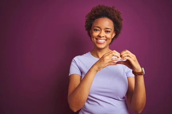 Молодая Красивая Африканская Американка Афроволосами Изолированном Фиолетовом Фоне Улыбается Любви — стоковое фото