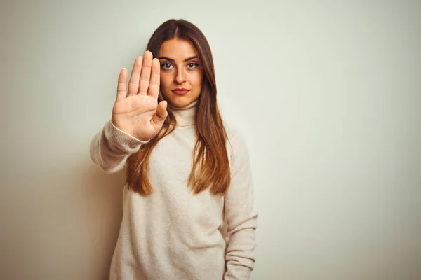 Junge Schöne Frau Trägt Winter Rollkragenpullover Über Isoliertem Weißem Hintergrund — Stockfoto