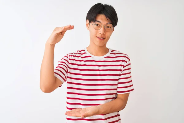 Homem Chinês Jovem Vestindo Óculos Shirt Listrada Sobre Fundo Branco — Fotografia de Stock